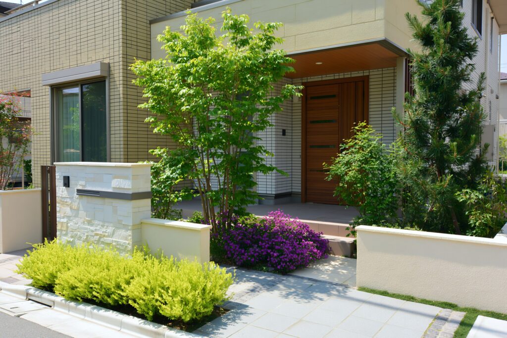 石張りの門柱と草花が迎えるエントランス｜横浜市鶴見区 施工後