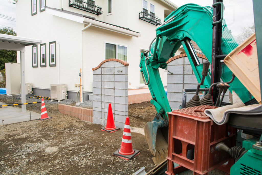 木塀の足元をつくる基礎工事