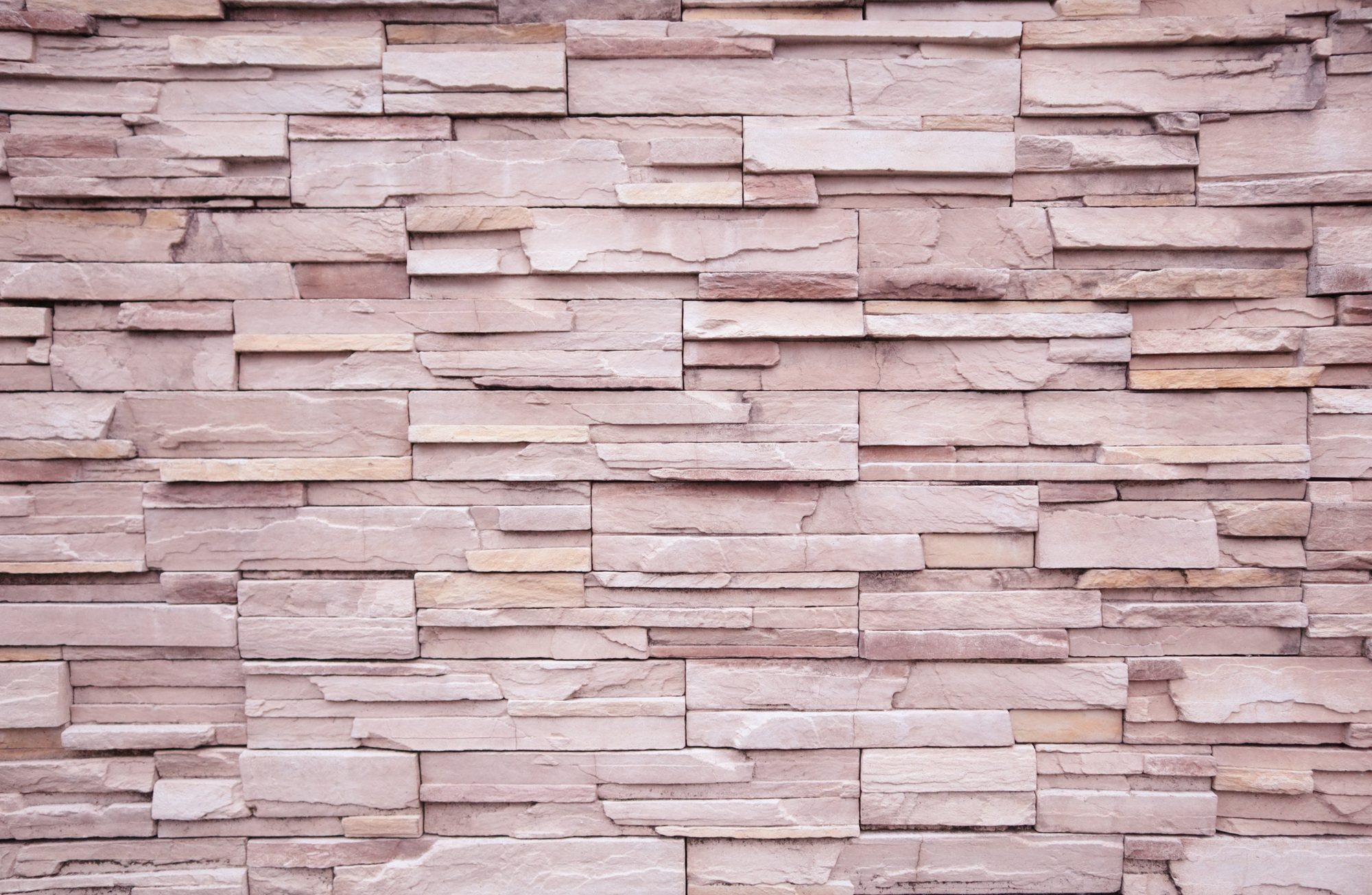 薄く割った石を積んだ塀の表面