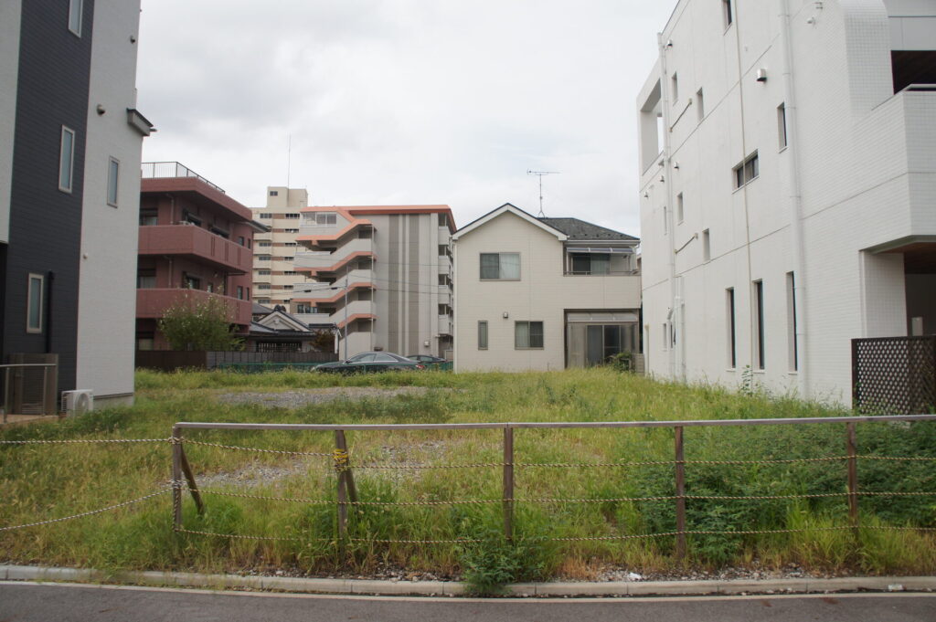 木塀で囲むウッドデッキ — 視線を気にせず過ごせるテラス｜横浜市磯子区 施工前
