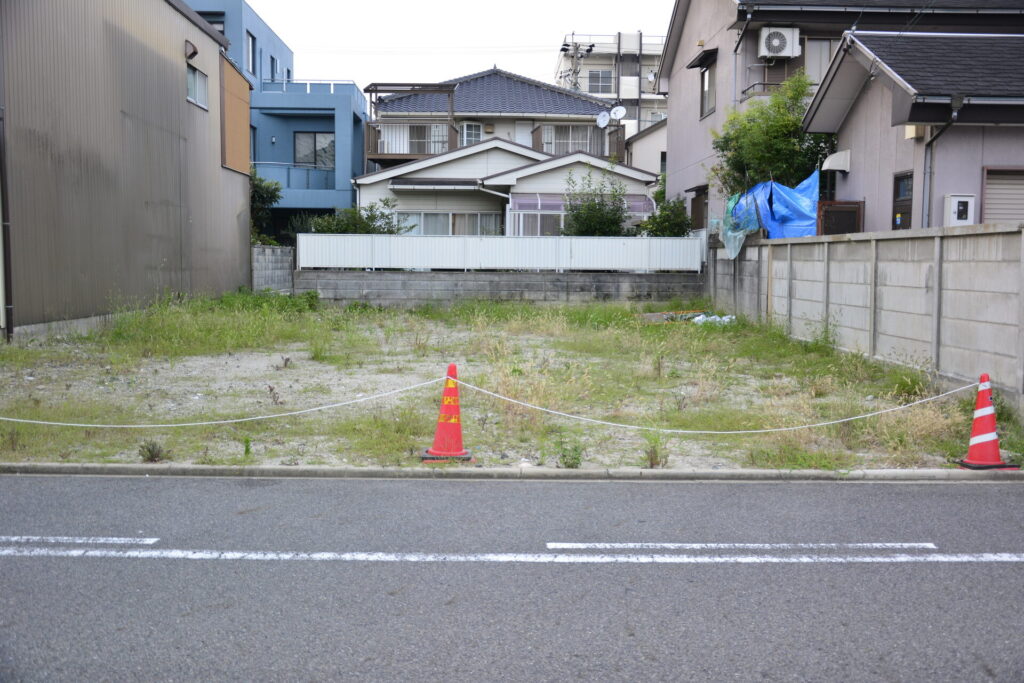 石張りの門柱と草花が迎えるエントランス｜横浜市鶴見区 施工前
