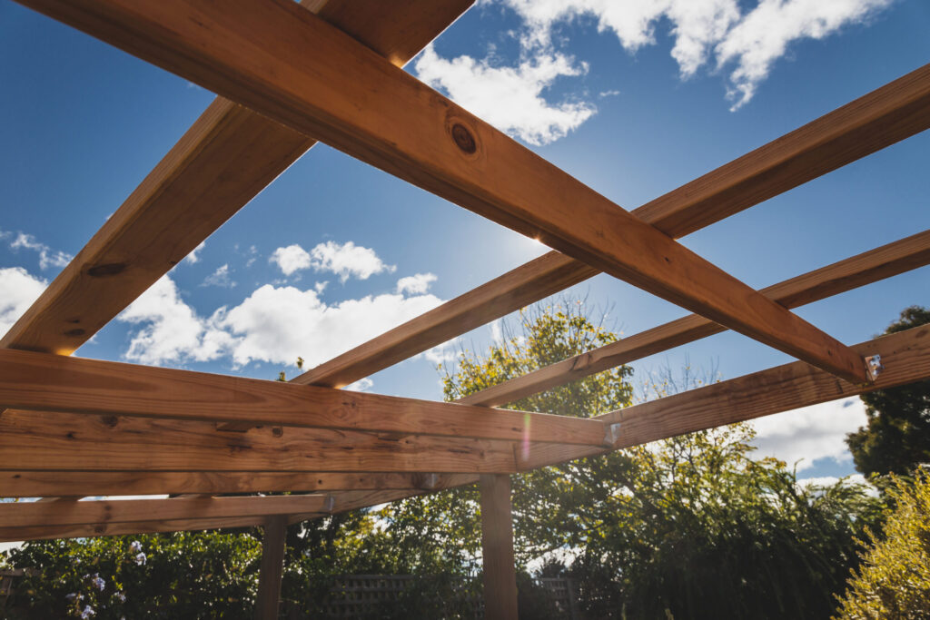 柱の位置出しと足元の固定