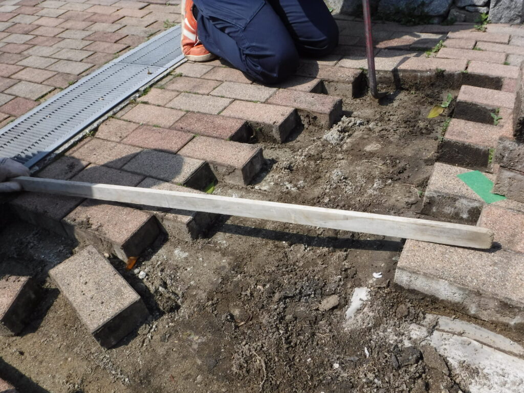 既存舗装の撤去と下地づくり
