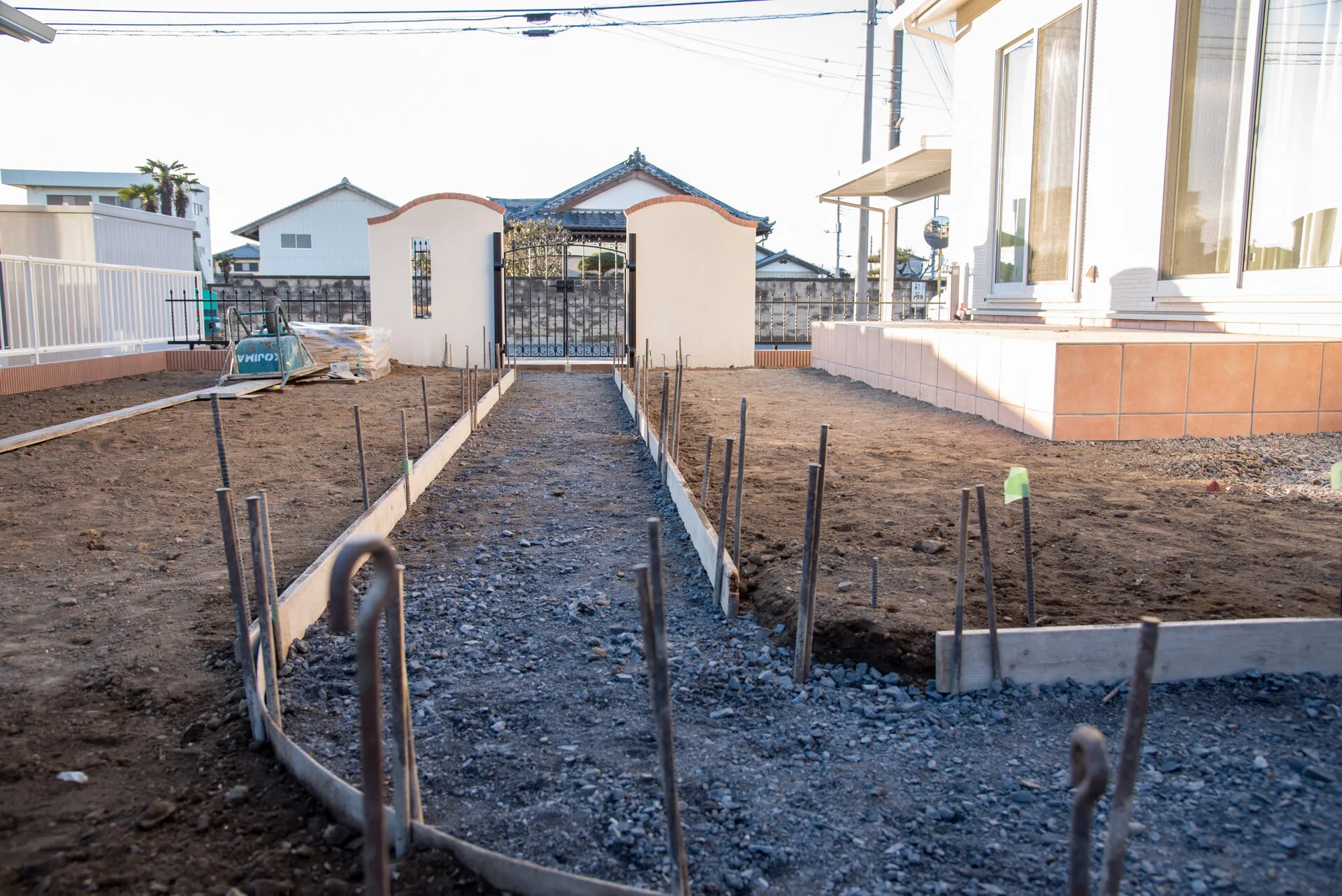 仕上げ前の園路。型枠と砕石で下地をつくっている工程